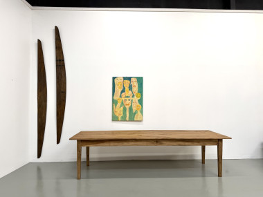 Table XXL en noyer massif aux pieds fuseaux, vue 2