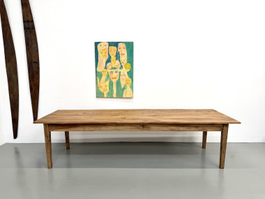 Table XXL en noyer massif aux pieds fuseaux, vue 3