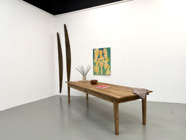 Table XXL en noyer massif aux pieds fuseaux, vue 31