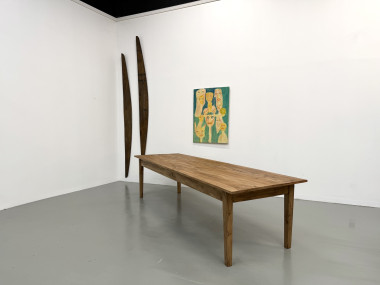 Table XXL en noyer massif aux pieds fuseaux, vue 37