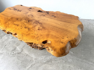 Table basse "forme libre" en orme massif, vue 6