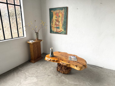 Table basse "forme libre" en orme massif, vue 1