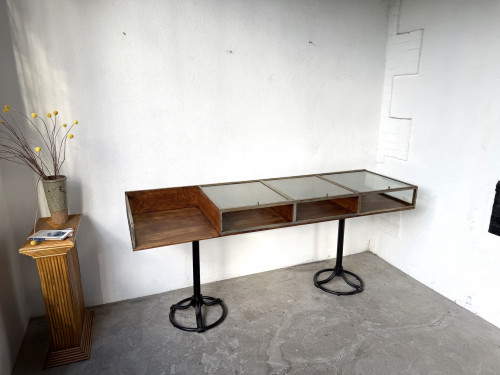 Vitrine sur pieds en chêne et métal laitonné – Circa 1950, vue 1
