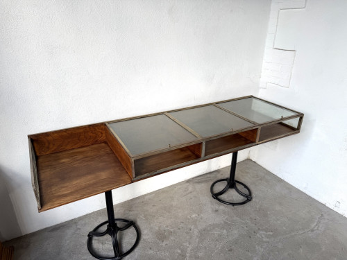 Vitrine sur pieds en chêne et métal laitonné – Circa 1950, vue 3