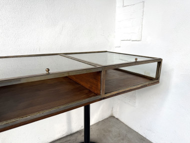 Vitrine sur pieds en chêne et métal laitonné – Circa 1950, vue 10