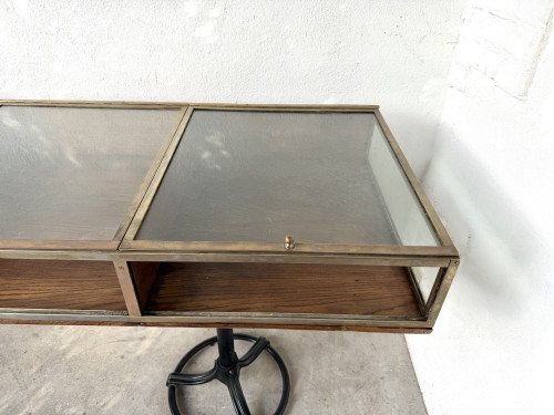 Vitrine sur pieds en chêne et métal laitonné – Circa 1950, vue 12