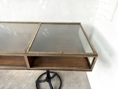Vitrine sur pieds en chêne et métal laitonné – Circa 1950, vue 12