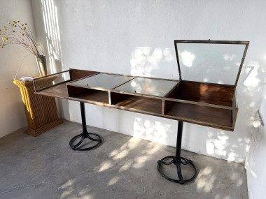 Vitrine sur pieds en chêne et métal laitonné – Circa 1950, vue 13
