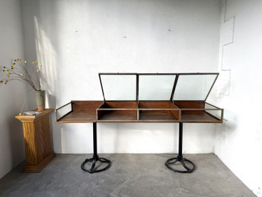 Vitrine sur pieds en chêne et métal laitonné – Circa 1950, vue 20