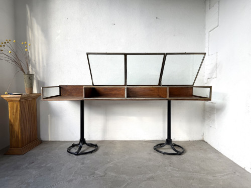 Vitrine sur pieds en chêne et métal laitonné – Circa 1950, vue 21