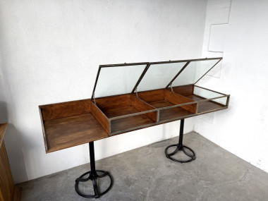 Vitrine sur pieds en chêne et métal laitonné – Circa 1950, vue 22