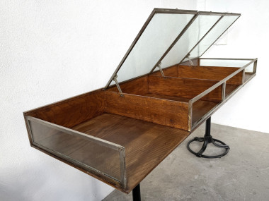 Vitrine sur pieds en chêne et métal laitonné – Circa 1950, vue 23