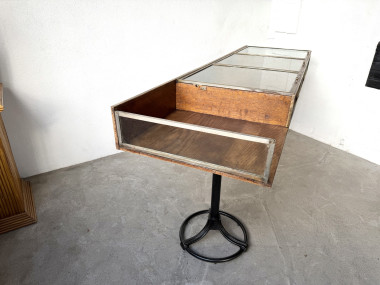 Vitrine sur pieds en chêne et métal laitonné – Circa 1950, vue 24