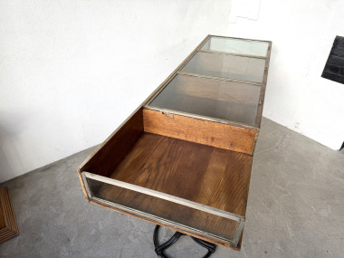 Vitrine sur pieds en chêne et métal laitonné – Circa 1950, vue 25