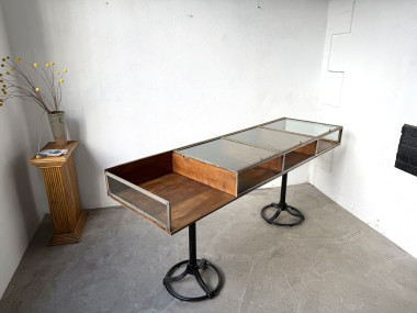Vitrine sur pieds en chêne et métal laitonné – Circa 1950, vue 30