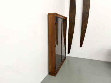 Vitrine de présentation murale Siegel Paris – Chêne & Verre – 1950, vue 3