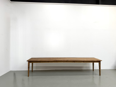 Table de Ferme XXL 3,60m en Pin Ancien – Pieds Fuseaux & Vernis Satiné, vue 3