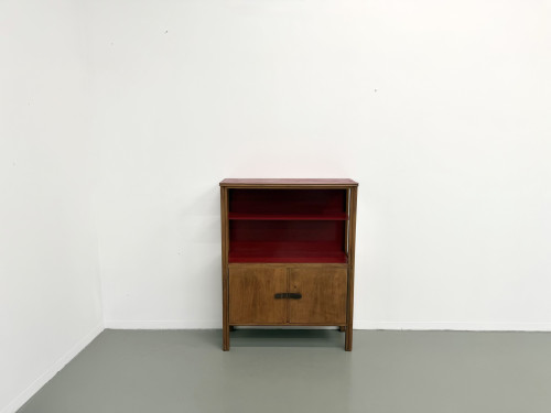 Bibliothèque moderniste brésilienne des années 50 en bois exotique et laque rouge, vue 2
