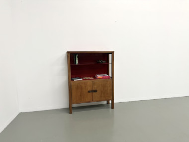 Bibliothèque moderniste brésilienne des années 50 en bois exotique et laque rouge, vue 4