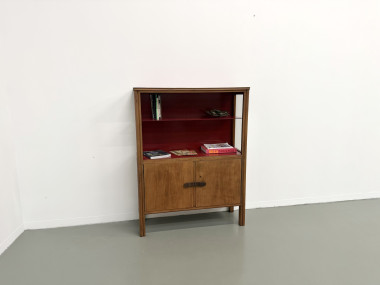 Bibliothèque moderniste brésilienne des années 50 en bois exotique et laque rouge, vue 5