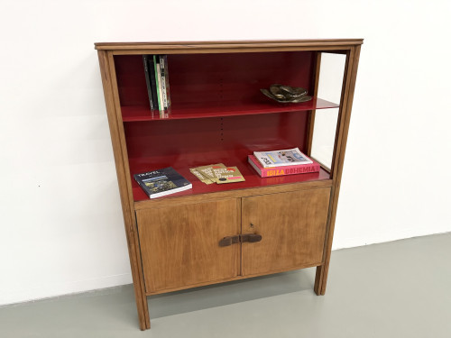 Bibliothèque moderniste brésilienne des années 50 en bois exotique et laque rouge, vue 6