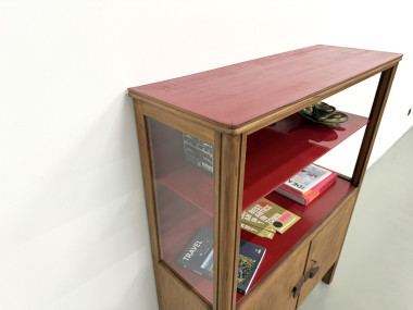 Bibliothèque moderniste brésilienne des années 50 en bois exotique et laque rouge, vue 7