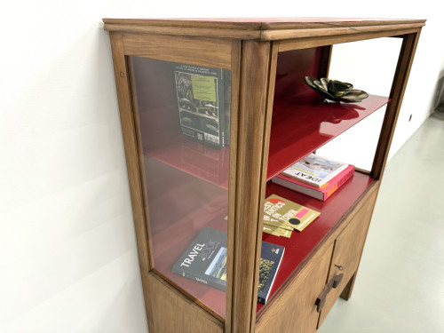 Bibliothèque moderniste brésilienne des années 50 en bois exotique et laque rouge, vue 9