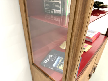 Bibliothèque moderniste brésilienne des années 50 en bois exotique et laque rouge, vue 11