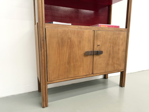 Bibliothèque moderniste brésilienne des années 50 en bois exotique et laque rouge, vue 13