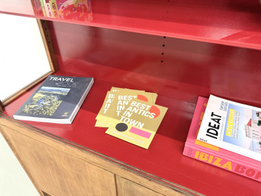 Bibliothèque moderniste brésilienne des années 50 en bois exotique et laque rouge, vue 23