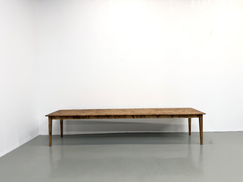 Grande table de ferme XXL en pin massif et pieds fuseaux années 50, vue 1