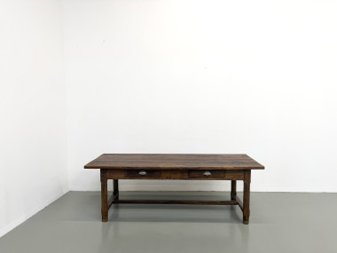 Table de ferme française authentique de 1890 en chêne massif à deux tiroirs, vue 2