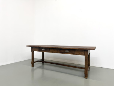 Table de ferme française authentique de 1890 en chêne massif à deux tiroirs, vue 3