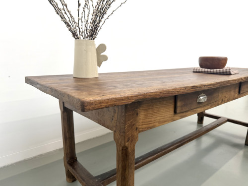 Table de ferme française authentique de 1890 en chêne massif à deux tiroirs, vue 10