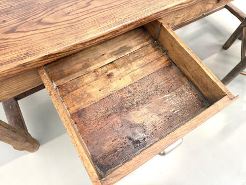 Table de ferme française authentique de 1890 en chêne massif à deux tiroirs, vue 15
