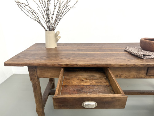 Table de ferme française authentique de 1890 en chêne massif à deux tiroirs, vue 16