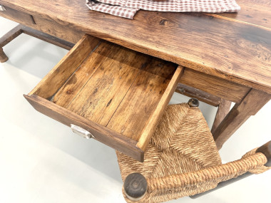 Table de ferme française authentique de 1890 en chêne massif à deux tiroirs, vue 17