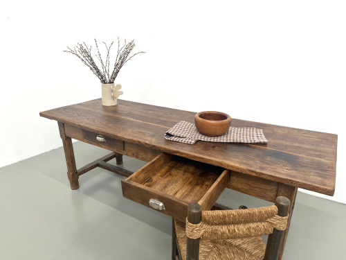 Table de ferme française authentique de 1890 en chêne massif à deux tiroirs, vue 18
