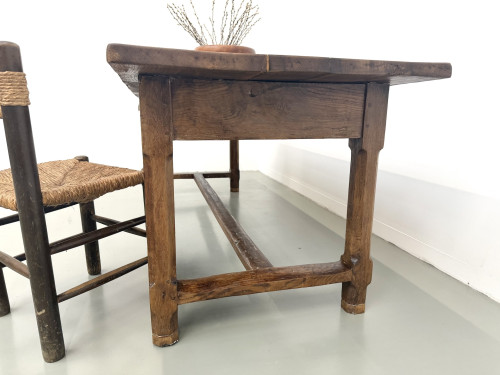 Table de ferme française authentique de 1890 en chêne massif à deux tiroirs, vue 23