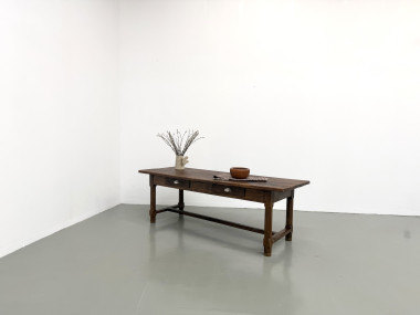 Table de ferme française authentique de 1890 en chêne massif à deux tiroirs, vue 27