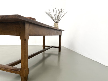 Table de ferme française authentique de 1890 en chêne massif à deux tiroirs, vue 31