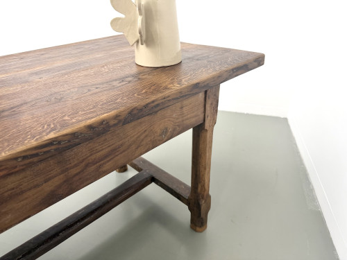 Table de ferme française authentique de 1890 en chêne massif à deux tiroirs, vue 33