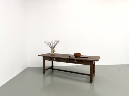 Table de ferme française authentique de 1890 en chêne massif à deux tiroirs, vue 35