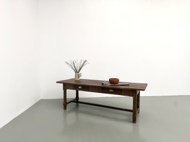 Table de ferme française authentique de 1890 en chêne massif à deux tiroirs, vue 35