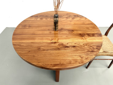 Table ronde moderniste en orme massif, piètement croisé, DLG Perriand, Chapo, années 50-60, vue 6