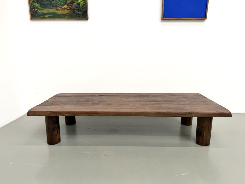 Table basse moderniste en orme massif, piètement cylindrique pin, années 70, vue 3