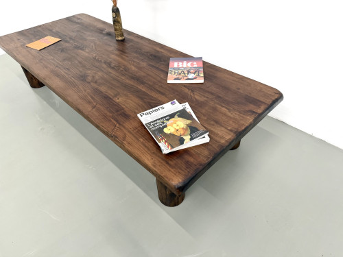 Table basse moderniste en orme massif, piètement cylindrique pin, années 70, vue 9