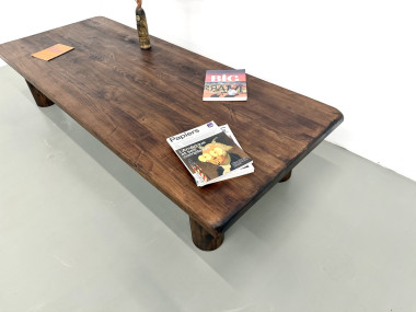 Table basse moderniste en orme massif, piètement cylindrique pin, années 70, vue 9