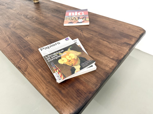 Table basse moderniste en orme massif, piètement cylindrique pin, années 70, vue 10