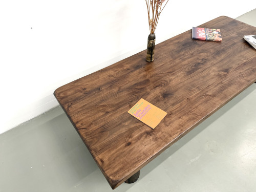 Table basse moderniste en orme massif, piètement cylindrique pin, années 70, vue 13